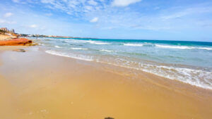Mil Palmeras sand beach. Properties for sale with sea views.